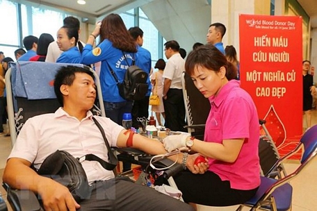 Các đoàn viên, thanh niên TTXVN tham gia hiến máu tình nguyện. (Ảnh: Thành Đạt/TTXVN)