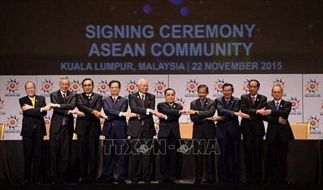 Các nhà lãnh đạo ASEAN tại Lễ ký Tuyên bố Kuala Lumpur 2015 về việc thành lập Cộng đồng ASEAN 2015, tầm nhìn 2015, ngày 22/11/2015, tại Kuala Lumpur (Malaysia). Ảnh: Tư liệu TTXVN