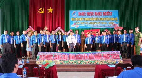 Ủy ban Hội LHTN Việt Nam huyện Long Hồ nhiệm kỳ 2019- 2024 chụp ảnh với đại biểu.