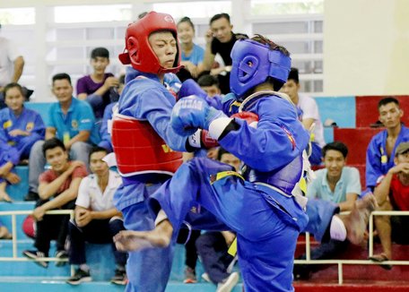 Trung Thật (Tam Bình, giáp xanh) trong trận gặp Thanh Huy (TX Bình Minh)  ở hạng cân 45kg nam.