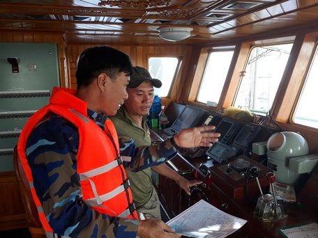 Thiếu tá Trần Cộng Hòa- Phó Chỉ huy trưởng Âu tàu Trường Sa hướng dẫn ngư trường đánh bắt cho ngư dân.