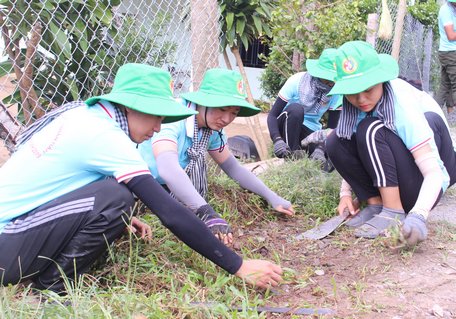 Các chiến sĩ tình nguyện thực hiện các phần việc xây dựng nông thôn mới.