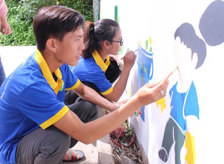Sinh viên vẽ tranh tuyên truyền bảo vệ môi trường.