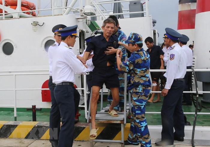 Các thuyền viên trên tàu An Phú Khang 079 được cán bộ, chiến sỹ Hải đội 202 (Bộ Tư lệnh Vùng Cảnh sát biển 2) nỗ lực ứng cứu và đưa vào đất liền an toàn, khi tàu bị sự cố nước tràn vào máy, trôi dạt trên biển, ngày 11/10/2015. (Ảnh: Hồ Cầu/TTXVN)