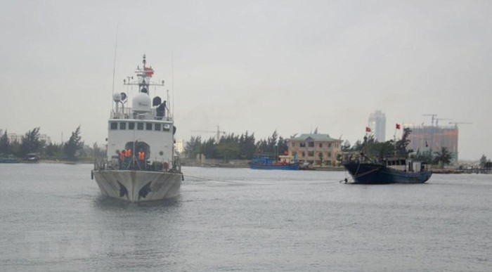 Tàu Cảnh sát biển 2016 thuộc Hải đội 202 (Bộ Tư lệnh Vùng Cảnh sát biển 2) lai dắt tàu cá QB91609 của tỉnh Quảng Bình, bị hỏng máy cùng 9 ngư dân bị nạn trên vùng biển tỉnh Quảng Trị, về bờ an toàn, sáng 18/3/2017. (Ảnh: Đinh Văn Nhiều/TTXVN)