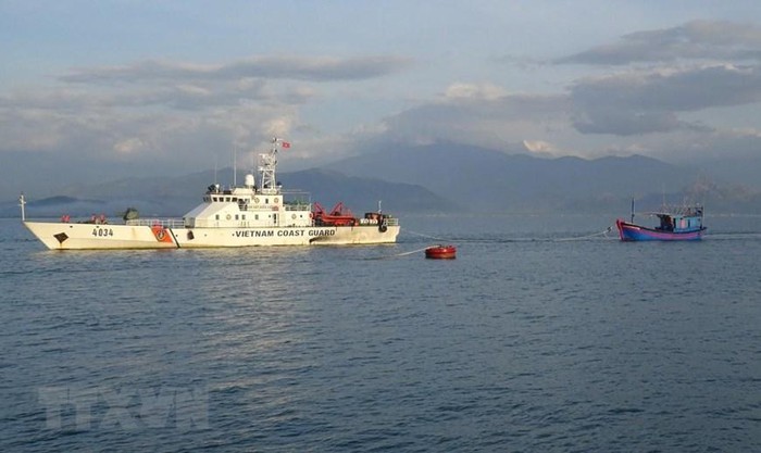 Tàu Cảnh sát biển 4034 thuộc Hải đội 302 (Bộ Tư lệnh Vùng Cảnh sát biển 3) lai dắt tàu cá BĐ 97598-TS của tỉnh Bình Định, bị hỏng máy và thả trôi trên biển cùng 6 ngư dân, về bờ an toàn, đêm 29/2/2016. (Ảnh: Nguyên Lý/TTXVN)