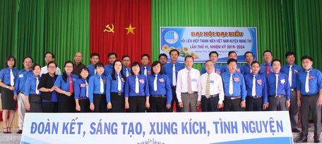  Ủy ban Hội LHTN Việt Nam huyện Mang Thít nhiệm kỳ 2019- 2024 chụp ảnh với đại biểu
