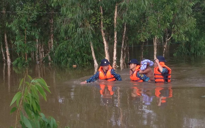 Cán bộ, chiến sĩ Vùng 5 Hải quân sơ tán người dân ra khỏi vùng lũ lụt.