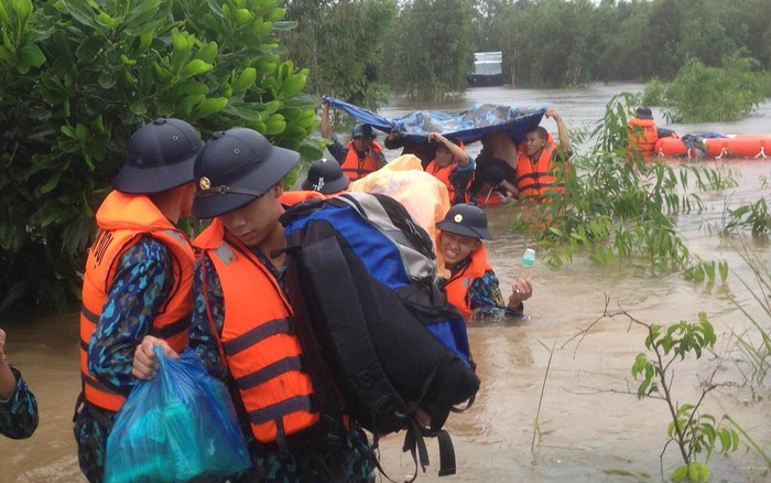 Do nước sâu kèm theo mưa dông nên quá trình tiếp cận và sơ tán người dân gặp rất nhiều khó khăn.