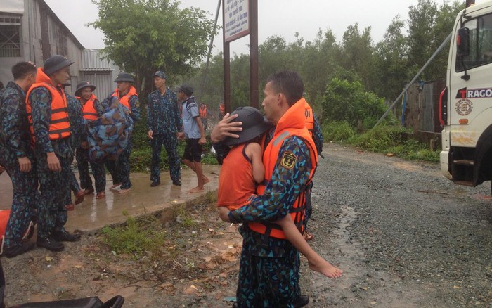 Do mưa lớn kéo dài trong những ngày qua, nhiều khu vực trên địa bàn đảo Phú Quốc đã bị ngập sâu trong nước, đe dọa nghiêm trọng đến tính mạng và tài sản của người dân.