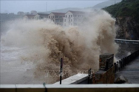 Sóng lớn do ảnh hưởng của bão Lekima đổ vào bờ biển thành phố Ôn Lĩnh, tỉnh Chiết Giang ngày 9/8/2019. Ảnh: THX/TTXVN