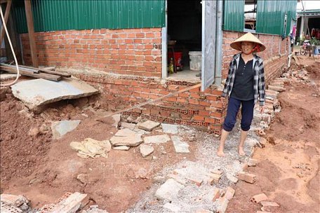  Nhiều ngôi nhà của người dân thôn 9, xã Ea Rốk, huyện Ea Súp bị xói lở nghiêm trọng. Ảnh: Anh Dũng/TTXVN