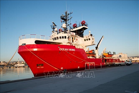 Tàu cứu nạn mới Ocean Viking trước khi rời cảng Marseille, Pháp ngày 4/8/2019 để thực hiện nhiệm vụ cứu hộ người di cư gặp nạn ở ngoài khơi bờ biển Libya. Ảnh: AFP/TTXVN