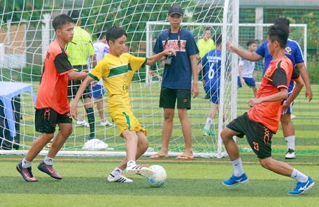 Pha tranh bóng trong trận chung kết giữa Hoàng Ngọc Quý- Tiền Giang (áo vàng) thắng Thuận Trí- TP Vĩnh Long với tỷ số 3-2.