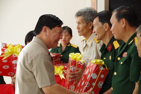 Bí thư Tỉnh ủy- Trần Văn Rón tặng quà chỉ huy Tiểu đoàn BB4 qua các thời kỳ.