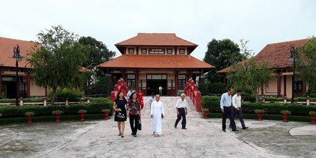 Đại biểu và nhân dân đến viếng Khu lưu niệm GS.VS Trần Đại Nghĩa.