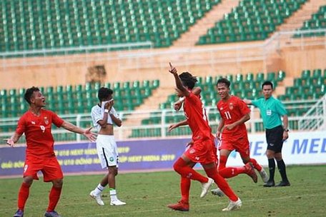  U18 Myanmar (áo đỏ) sớm giành vé vào bán kết. (Nguồn: VFF)