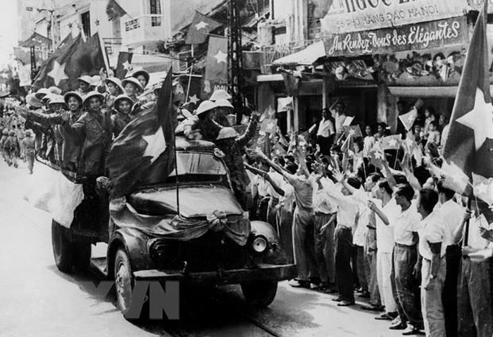 Bộ đội từ các cửa ô tiến vào tiếp quản Thủ đô Hà Nội, ngày 10/10/1954. (Ảnh: Tư liệu TTXVN)