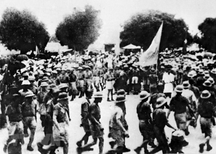 Ngày 14/8/1945, đội du kích Ba Tơ tiến về thị xã Quảng Ngãi, cùng nhân dân khởi nghĩa giành chính quyền. (Ảnh: Tư liệu TTXVN)