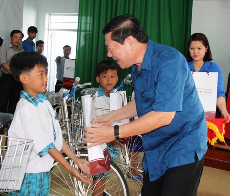 Đồng chí Trần Văn Rón- Ủy viên BCH Trung ương Đảng, Bí thư Tỉnh ủy Vĩnh Long trao học bổng cho các em học sinh vượt khó học giỏi.