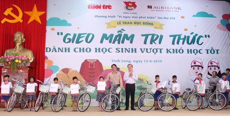 Phó Chủ tịch Phụ trách UBND tỉnh- Lữ Quang Ngời cùng Phó Tổng Biên tập Báo Tuổi Trẻ- Đinh Minh Trung trao học bổng cho các em.