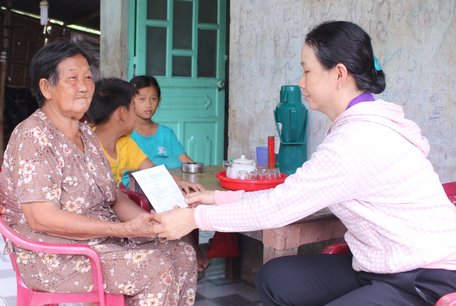 Bà Dung thường xuyên thăm hỏi, vận động hỗ trợ quà cho gia đình nghèo, cận nghèo.