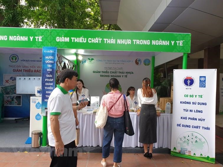  Khách tham quan tại triển lãm, giới thiệu các sản phẩm thân thiện với môi trường do Bộ Y tế tổ chức. (Ảnh: PV/Vietnam+)