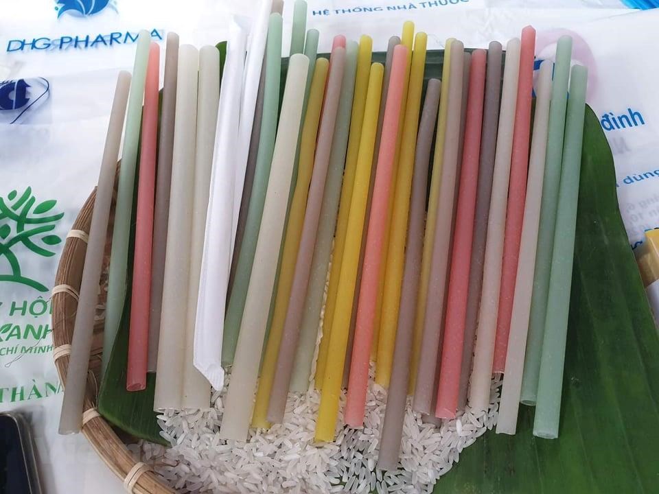 Những chiếc ống hút được làm từ bột gạo. (Ảnh: PV/Vietnam+)