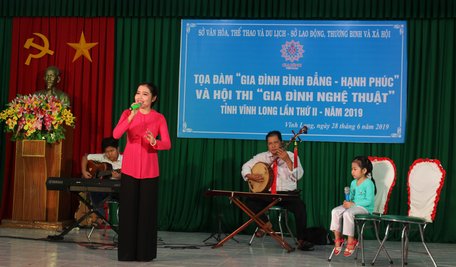 Anh Long Thạnh- chị Ngọc Như và các con trong hội thi “Gia đình nghệ thuật” tỉnh Vĩnh Long năm 2019.