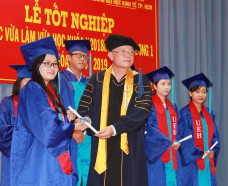Các học viên tốt nghiệp loại khá được tặng giấy khen trong lễ tốt nghiệp.