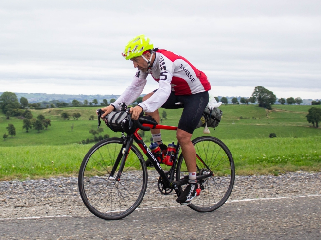 Ông Stephane Cand đạp xe qua Voeren - Fourons ở gần biên giới Bỉ-Hà Lan. Ảnh: AFP/TTXVN