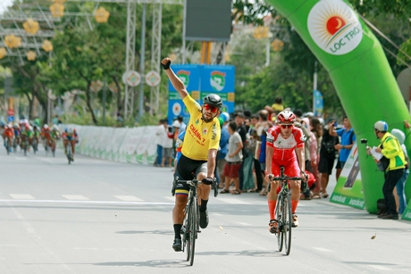Niềm vui của Jordan Parra (Ynghua Đồng Nai) khi về đích hạng 4 chặng 9, để giành chiếc áo vàng chung cuộc.