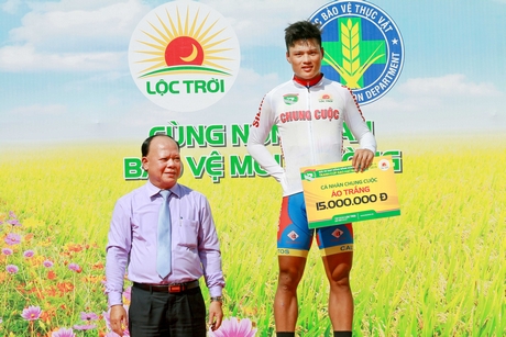 BTC trao thưởng giải áo trắng chung cuộc cho VĐV Trần Tuấn Kiệt (Domesco Đồng Tháp).