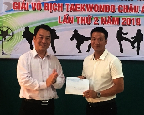 Phó Chủ tịch phụ trách UBND tỉnh- Lữ Quang Ngời tặng quà cho HLV đội tuyển Teakwondo Việt Nam.