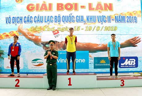 Thái Thanh Sang (Vĩnh Long, bìa phải) giành 4 HCĐ.