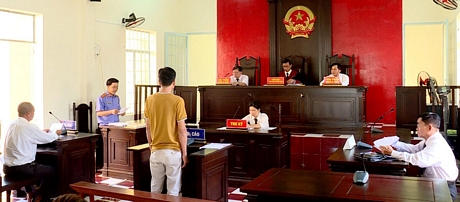 Bị cáo Nguyễn Phương N. nghe đại diện Viện Kiểm sát trình bày quan điểm.