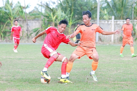 Pha tranh bóng trong trận bán kết 2, giữa Trà Ôn (áo cam) gặp TP Vĩnh Long.