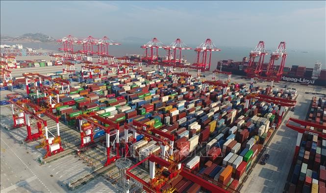 Hàng hóa được xếp tại cảng ở Thượng Hải, Trung Quốc, ngày 25/7/2019. Ảnh: THX/TTXVN