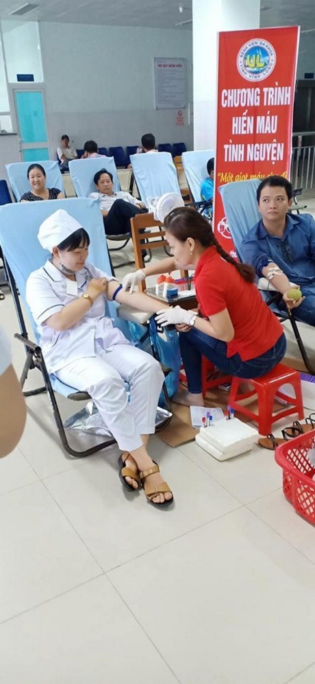 Trên 60 cán bộ, nhân viên Bệnh viện đa khoa Vĩnh Long và người dân đang nuôi bệnh tại bệnh viện tham gia hiến máu.