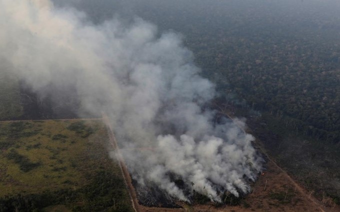 Khói bốc lên từ khu vực rừng Amazon thuộc Brazil. (Ảnh: Reuters)