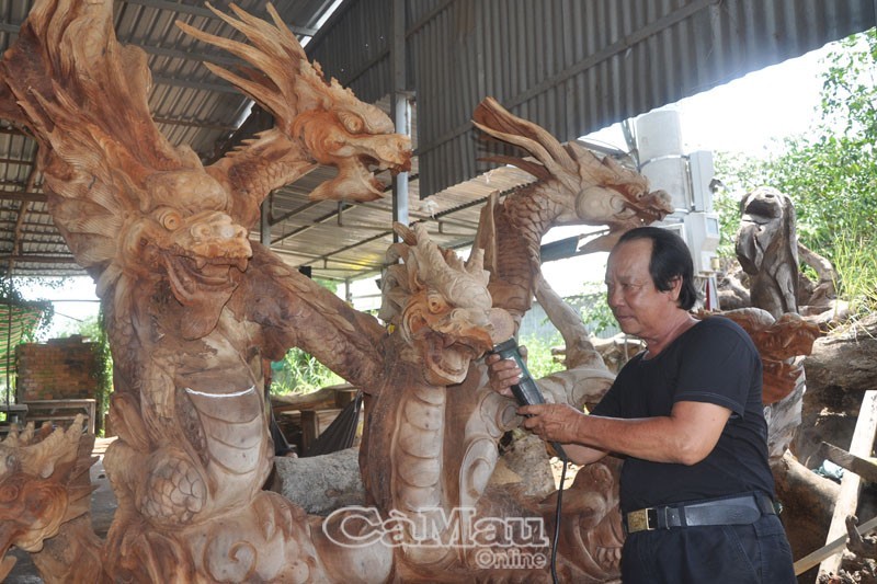 Ông Thạnh “biến hoá” khối gỗ thành tác phẩm điêu khắc có giá trị hàng trăm triệu đồng.