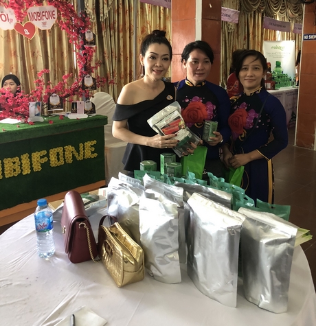 Doanh nghiệp nữ trưng bày, giới thiệu sản phẩm hàng Việt Nam.