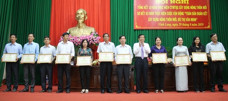 Đồng chí Bùi Văn Nghiêm- Phó Bí thư Tỉnh ủy trao bằng khen cho các tập thể xuất sắc.