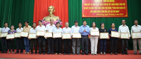 Ông Lê Quang Đạo- Ủy viên Thường vụ Tỉnh ủy, Chủ tịch UBMTTQ Việt Nam tỉnh trao bằng khen cho các hộ gia đình.