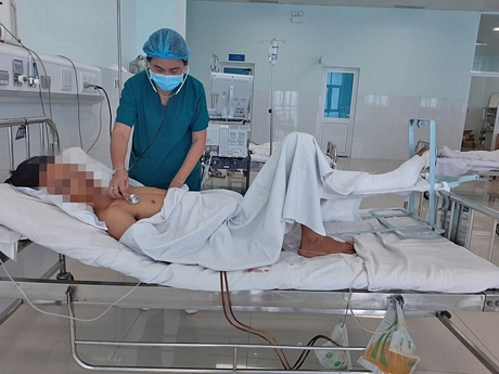 Bệnh nhân Nguyễn Văn H. bị vỡ gan được chăm sóc, điều trị tại BVĐK tỉnh.