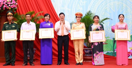 Bí thư Tỉnh ủy- Trần Văn Rón khen thưởng các tập thể, cá nhân xuất sắc trong học tập và làm theo tư tưởng, đạo đức, phong cách Hồ Chí Minh.