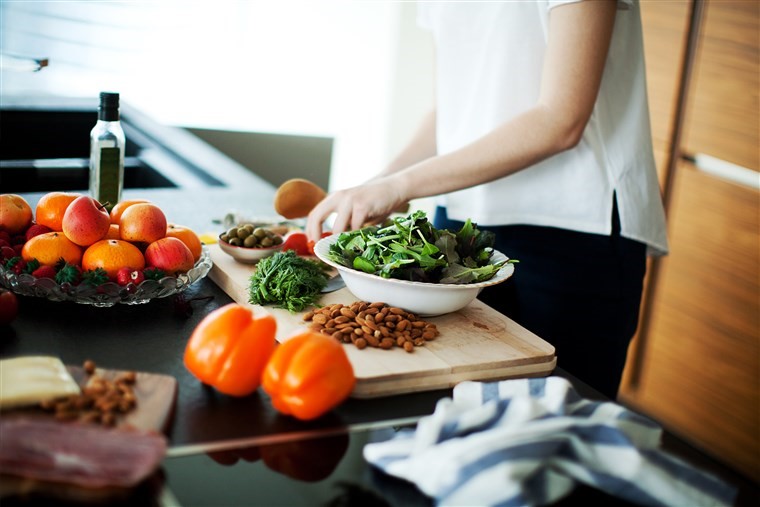 Cắt giảm lượng calorie trong khẩu phần ăn từng bữa giúp giảm cân hiệu quả hơn. Ảnh: Getty Images