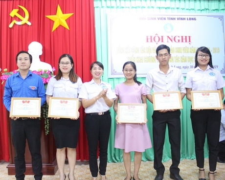 Tỉnh Đoàn khen thưởng cho các đơn vị tham gia tốt hội thi Olympic các môn khoa học Mác- Lê nin và tư tưởng Hồ Chí Minh