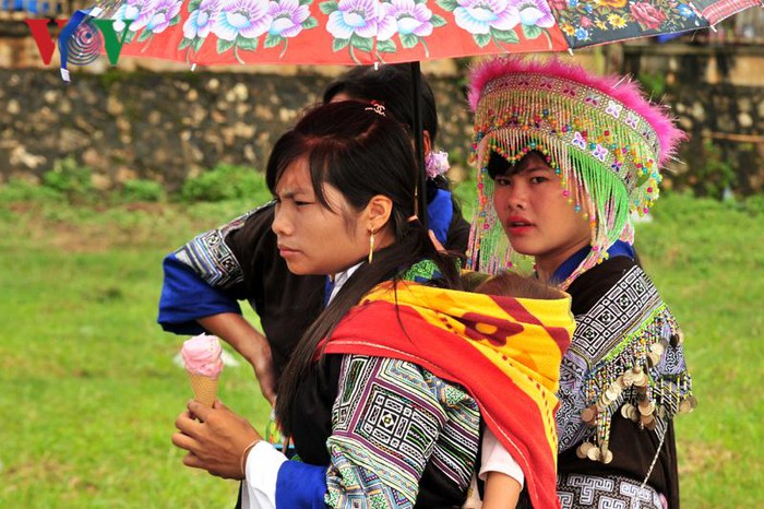 Đồng bào các dân tộc, trong đó chủ yếu là dân tộc Mông với những bộ váy, áo, mũ sặc sỡ nhanh nhanh về trung tâm huyện Than Uyên.
