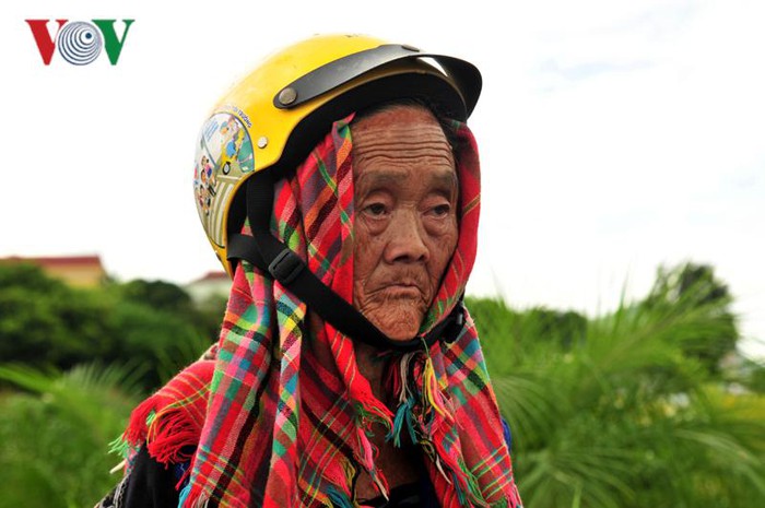 Tham gia ngày tết độc lập tại huyện Than Uyên năm nay không thể thiếu người già...
